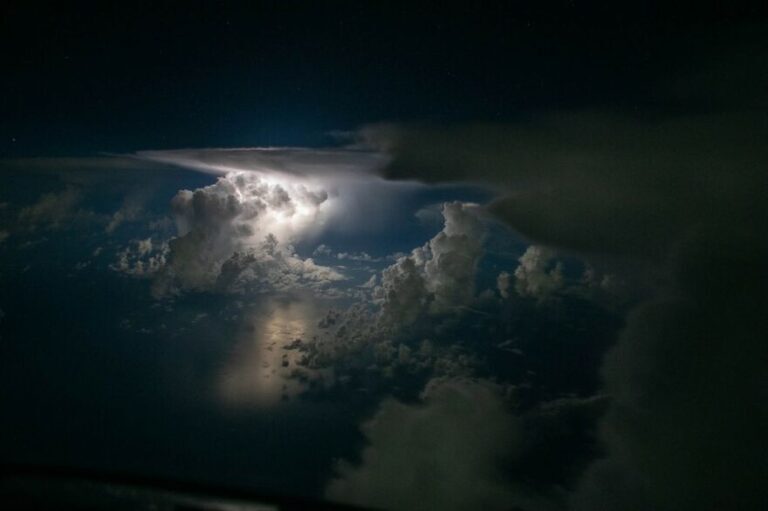 خلبانی که عکس‌های بی‌نظیری از کابین هواپیمای خود در هنگام بروز طوفان یا تغییرات آب و هوایی دیگر می‌گیرد و به اشتراک می‌گذارد (یک پزشک)