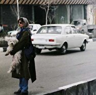 استایل خاص یک دختر در دهه ۷۰ کنار باجه تلفن