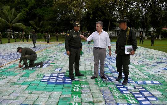خوان مانوئل سانتوس رئیس جمهور کلمبیا در حال گفت و گو با ماموران امنیتی بعد از کشف 12 تن کوکائین 