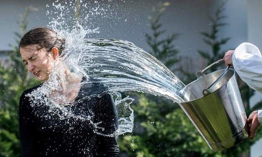 ریختن آب روی یک زن جوان در جریان برگزاری جشن عید پاک در مجارستان