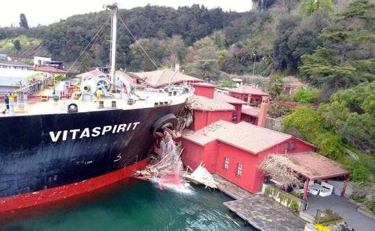 برخورد یک کشتی با خانه ها در تنگه بسفر استانبول ترکیه