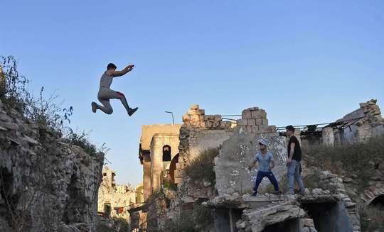جوانان پارکورباز سوری در ویرانه های حلب