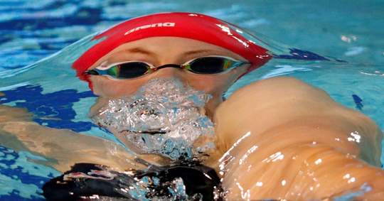 عکس دیدنی از شناگر انگلیسی در مسابقات شنای ۲۰۰ متر کشورهای مشترک المنافع