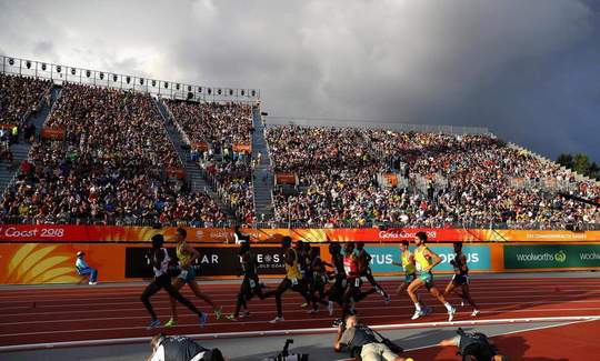 
عکاسان خبری در جریان رقابت های دو ۵ هزار متر مردان در بازی های کشورهای مشترک المنافع