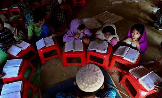 جلسه فراگیری قرآن کودکان آواره روهینگیا در اردوگاه کاکس بازار بنگلادش