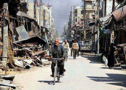 رگه‌هایی از زندگی روزمره در دل ویرانه‌های جنگ در شهر دوما در منطقه غوطه شرقی شهر دمشق سوریه/ عکس: شینهوا 
 