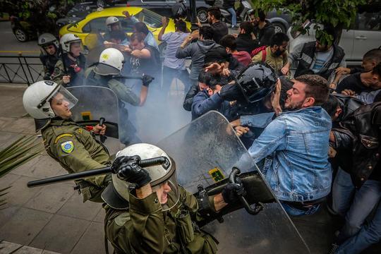 مداخله پلیس یونان علیه اعضا و هواداران حزب کمونیست برای جلوگیری از پایین کشیده شدن مجسمه 