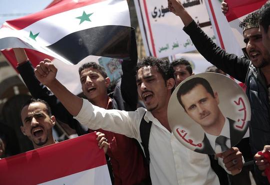 تظاهرات گروهی از یمنی‌ها در مقابل سفارت سوریه در شهر صنعا در محکومیت حمله موشکی اخیر آمریکا و متحدانش به سوریه/عکس: DPA