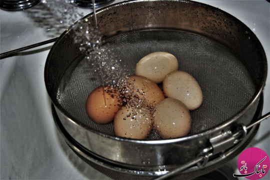 وقتی تخم مرغ‌ها پخته شد، روی آنها آب سرد می‌ریزیم تا کاملا خنک شوند