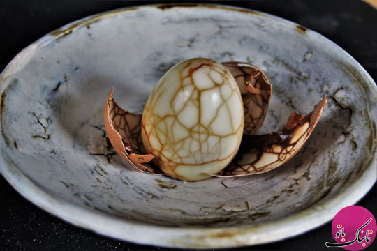 پس از این مرحله، تخم مرغ‎ها را پوست می‌گیریم. شکل موزاییک شکسته‌ی روی تخم مرغ‌ها برای انواع دسر، بسیار مناسب است