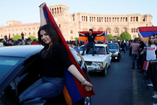 خوشحالی حامیان رهبر اپوزیسیون ارمنستان در ایروان