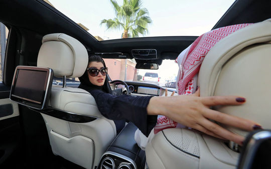 زنی در حال رانندگی در عربستان سعودی