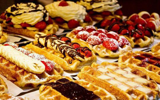  وافل بلژیکی (Belgian waffle)
همچنان که از نام دسر نیز پیدا است، این شیرینی متعلق به کشور بلژیک است و در جای‌جای این کشور یافت می‌شود. این دسر به صورت گرم و به همراه پودر شکر یا نوتلا سرو می‌شود و گاهی با خامه و ترکیب آن با میوه‌های مختلف نیز سرو می‌شود.