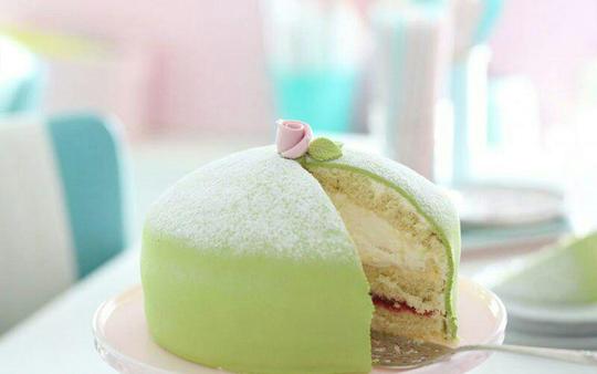 کیک شاهزاده خانم؛ سوئد
کیک شاهزاده خانم یا کیک پرنسس یکی از کیک‌های اصیل و سنتی کشور سوئد است که از لایه‌های کیک اسفنجی، تمشک و خامه تازه تهیه می‌شود. پس از آماده شدن، این کیک را با خمیر بادام یا همان Marzipan که به رنگ سبز درآورده‌اند، می‌پوشانند و در نهایت آماده سرو کردن است.