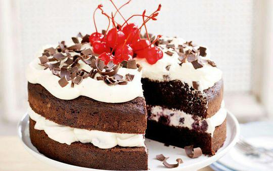 کیک جنگل سیاه (Black Forest gateau)؛ آلمان
این کیک لذیذ، گونه‌ای از کیک گیلاس است که خاستگاه آن منطقه جنگل سیاه در جنوب آلمان است. این کیک یک دسر محبوب در آلمان، اتریش و دیگر کشورها است. این کیک معمولا از چند لایه شکلات و خامه تشکیل شده که در میان آن‌ها گیلاس یا آلبالو گذاشته می‌شود.