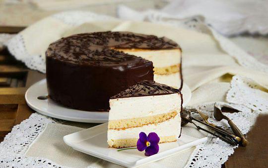 ptichye moloko – روسیه
؛ptichye moloko در واقع نوعی کیک در روسیه است که بخشی از آن کیک نرم و اسفنجی است و روی آن ترکیبی از سوفله است، که با لایه‌ای از شکلات پوشیده می‌شود. این کیک در شکل‌ها و اندازه‌های مختلفی در کشورهای دیگر نیز پخته می‌شود.