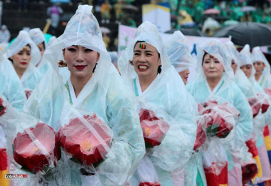زنان شرکت کننده در رژه فانوس در سئول کره جنوبی