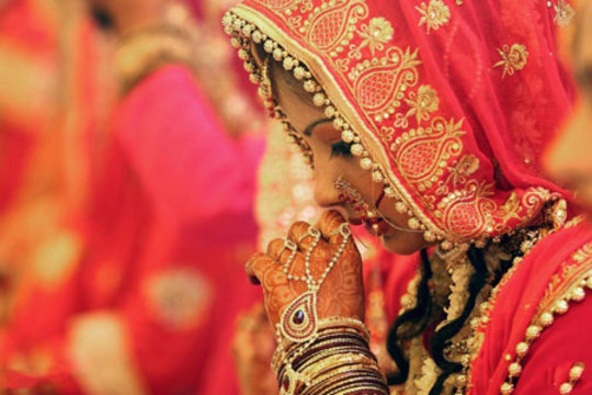یک عروس مسلمان هندی در مراسم ازدواج دسته جمعی 83 زوج مسلمان در بوپال