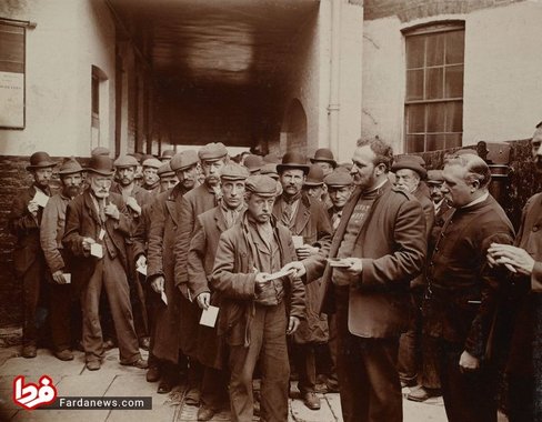 ازدحام کارگرانی که کوپن صبحانه رایگان دریافت کرده اند در یک صبح یکشنبه سال 1902 در لندن 
