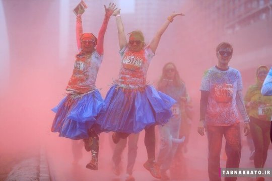 روسیه: شرکت کنندگان در مسابقات رنگ هولی در مسکو پایتخت این کشور