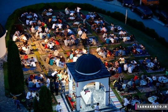 بوسنی و هرزگوین: اجتماع روزه داران پیرامون سفره های افطار در سارایوو 
