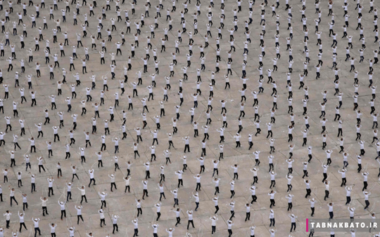 کره ی شمالی هنرمندان در وسط میدان پیونگ یانگ در حال تمرین بازی و ژیمناستیک برای حضور در یک مراسم
