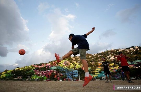 مکزیک: پسری در حال بازی روبروی خانه های رنگی 