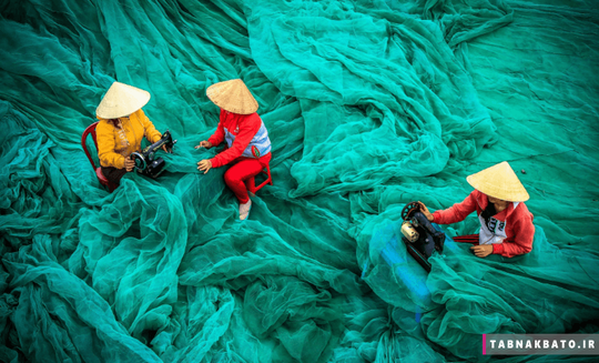 ویتنام: زنان روستا در حال ترمیم تورهای ماهیگیری