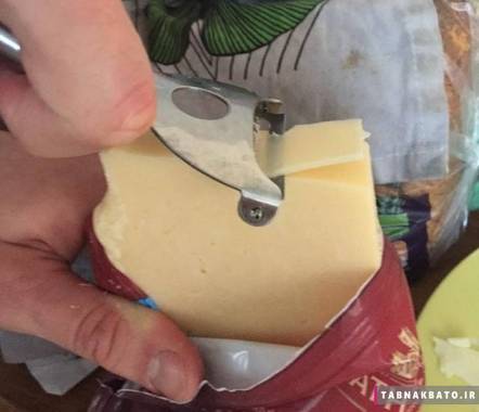اگر چاقوی پنیر ندارید از ابزار پوست کن میوه استفاده کنید