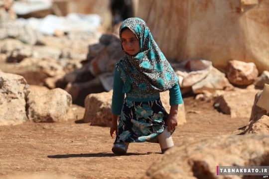 سوریه, اردوگاه پناهندگان ادلب: دختر سوری که در جنگ دو پاهایش را از دست داده و پدرش با قوطی های غذا برایش پای مصنوعی درست کرده است