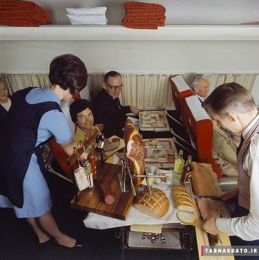 مردی در حال بریدن تکه های سالمون دودی در خطوط هوایی اسکاندیناوی دهه شصت قرن بیستم