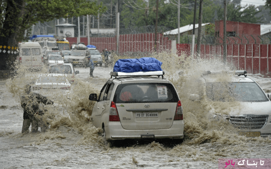 کشمیر هند و رفت و آمد اتومبیل ها در خیابانهای باران زده و آبگرفته