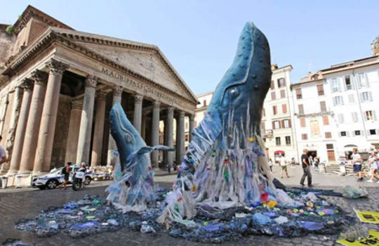 یک اثر هنری با زباله های پلاستیکی در یونان