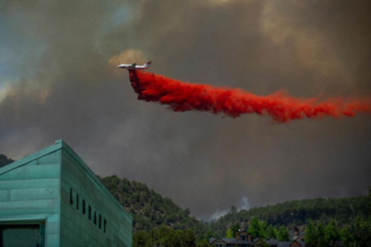 یک هواپیمای آتش نشان بر فراز جنگلهای آتش گرفته کلرادو