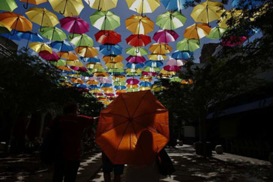 خیابانی سرپوشیده با چترهای رنگی در فلوریدا
