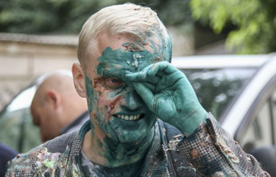 حمله به یک مقام اوکراینی با ماده ای سبز رنگ