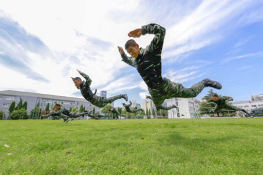تمرین نظامی سربازان پلیس چین در جیانگ سو