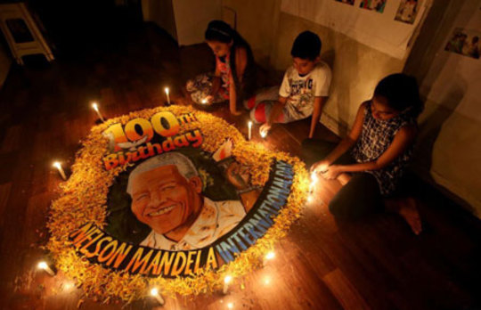 شمع روشن کردن کودکان آفریقای جنوبی در مراسم یادبود نلسون ماندلا