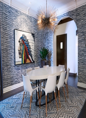 استفاده از خطوط پررنگ، این طراحی را خاص و به روز جلوه داده است. 

فضا سازی عالی از یک محیط کوچک در خانه و تبدیل آن به اتاق ناهار خوری خاص و امروزی 