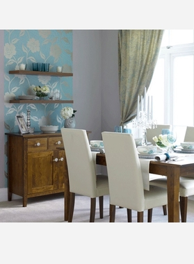 میز چوبی ناهارخوری مدرن در کنار صندلی‌هایی با سبک معاصر (Contemporary) با فضای پنل هماهنگ است. کاغذدیواری استفاده‌شده، مرکب از گل‌های سفید درزمینه آبی است. پرده‌ها و موکت با پنل هماهنگی دارد.
