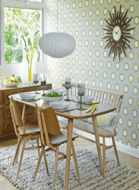 طرح کنونی ترکیب سادگی، ظرافت و زیبایی است. میز و صندلی‌های ناهارخوری، مدرن است. کاغذدیواری الگویی هندسی دارد. رنگ زرد اشکال موجود در الگو، نماد و نشانه‌ای از آفتاب است. حضور ساعت دیواری با طرح خورشید هم این حدس را تأیید می‌کند.