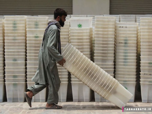 پاکستان: کارگری در حال مرتب کردن صندوق های انتخاباتی در پیشاور