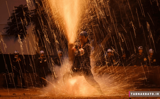 ژاپن: آتش بازی با ابزار هانز تیزوتسوهانابی از آداب و رسوم شینتو در جشنواره تویوهاشی گیون در مرکز ژاپن