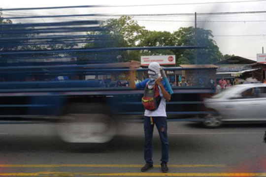یک معترض با سلاح دست ساز در اعتراضات ضد دولتی نیکاراگوئه