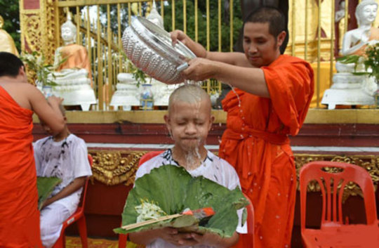 مراسم مذهبی راهبان بودایی برای کودکان فوتبالیست نجات یافته از غاری در تایلند