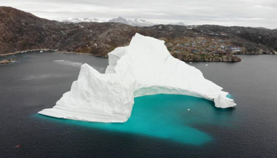 یک کوه عظیم یخی شناور در آب