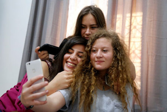 عکس سلفی عهد التمیمی دختر نوجوان فلسطینی با دوستانش پس از آزادی از زندان اسرائیل