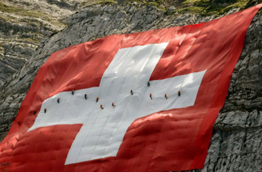 نصب پرچم سوئیس به متراژ 80*80 توسط صخره نوردها در ارتفاعات صربستان