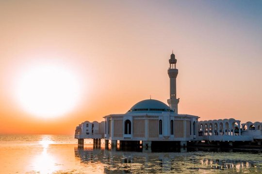 مسجد رحمه در جده عربستان در ساحل دریای سرخ. این مسجد با مدّ دریا در آب فرو می رود و در 1985 بنا شده است