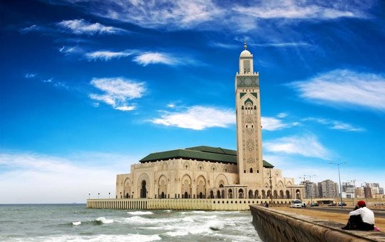 مسجد حسن الثانی در ساحل مراکش که روی آب دریا بنا شده و کف آن شیشه ای است
